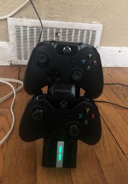 2 XBOX ONE Controllers with charging set