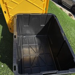 Project Source Commander Large 27 -Gallons ( 108 -Quarts ) Black and Yellow Heavy Duty Stackable