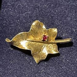 Cute Vintage Gold Tone Leaf Brooch Pin