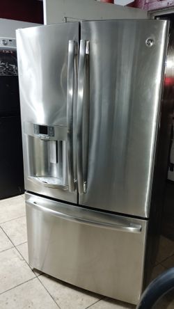 G.E. REFRIGERATOR WORKS GREAT