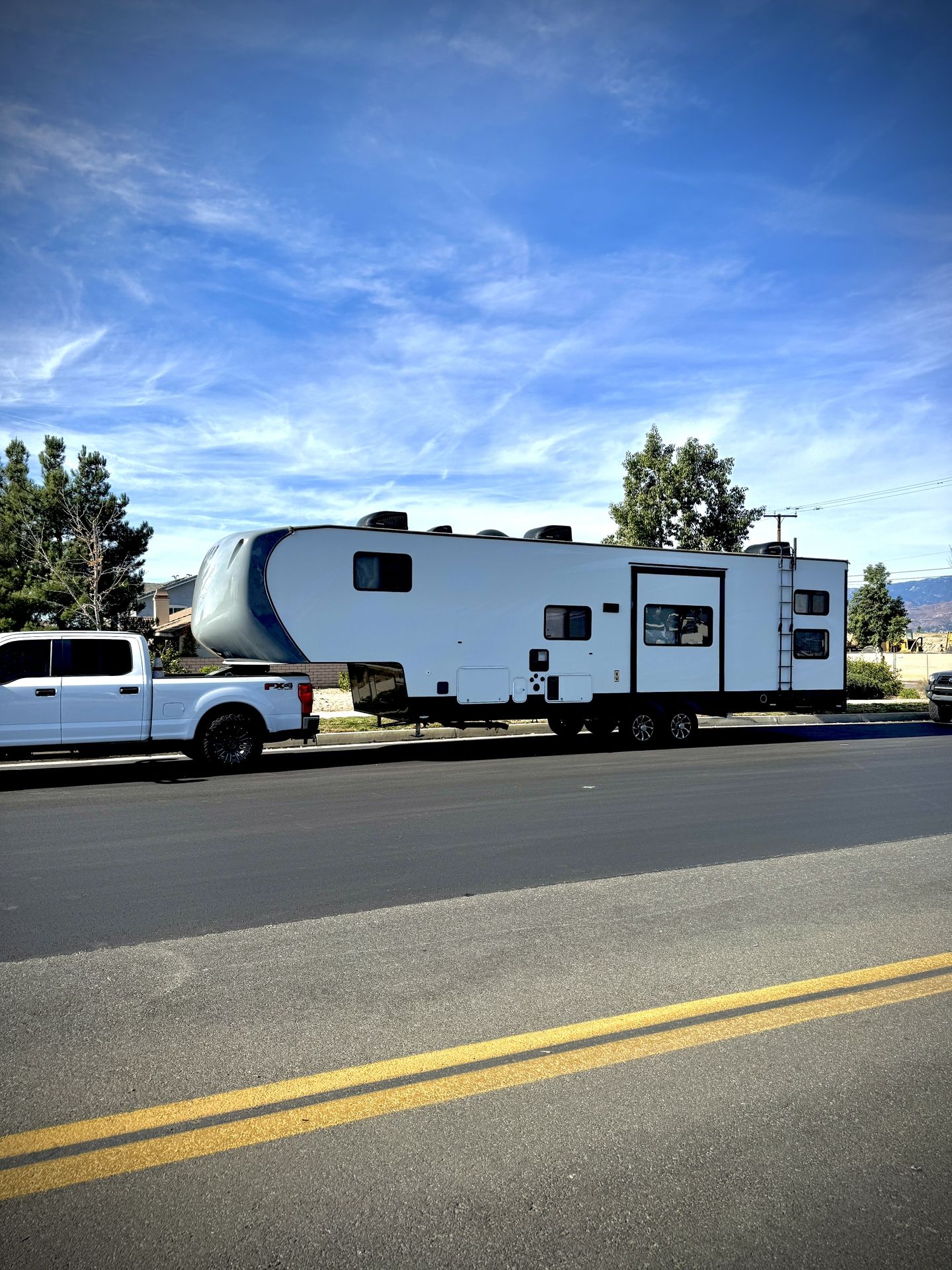 2016 Sand Sport toy hauler Fifth Wheel 17’ Of Cargo Space