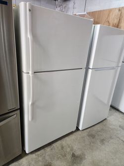 G/E top and bottom refrigerator,  works good ⭕️