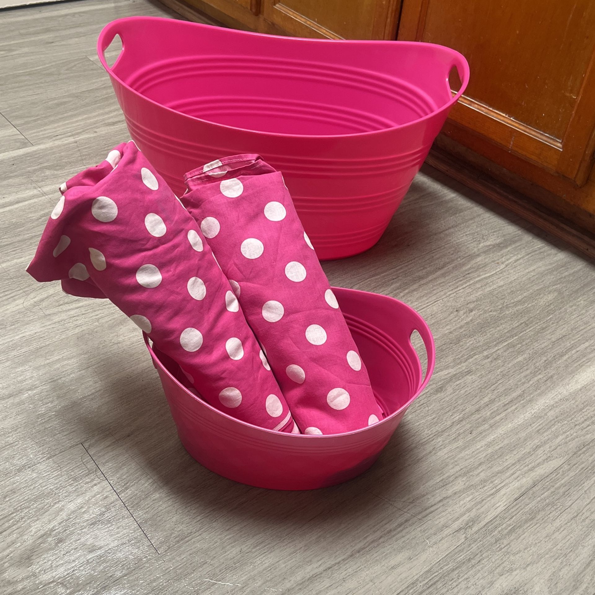 GIRLY PINK PARTY TUB FOR DRINKS / WATER BOTTLES one large pink tub, one small pink tub and two polkadot fabric table covers pick up downtown LA $12irm