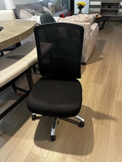 Black desk chair