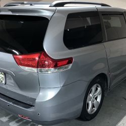 2014 TOYOTA SIENNA 103k. miles 