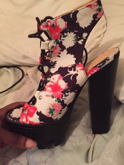 Thick flora heels size 7