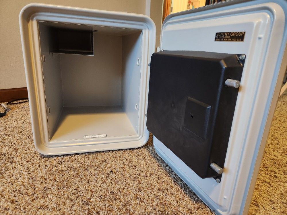 Sentry Safe model 1250 for Sale in Lynnwood, WA - OfferUp