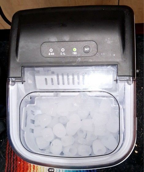 Counter top ice maker makes round ice cubes in minutes