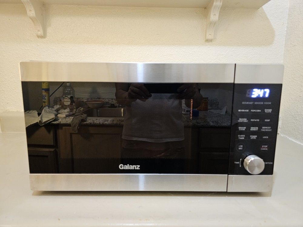 Galanz 1.1 Cu Ft ExpressWave™ Sensor Cooking Microwave Oven with an easy-to-use Express Cooking Knob