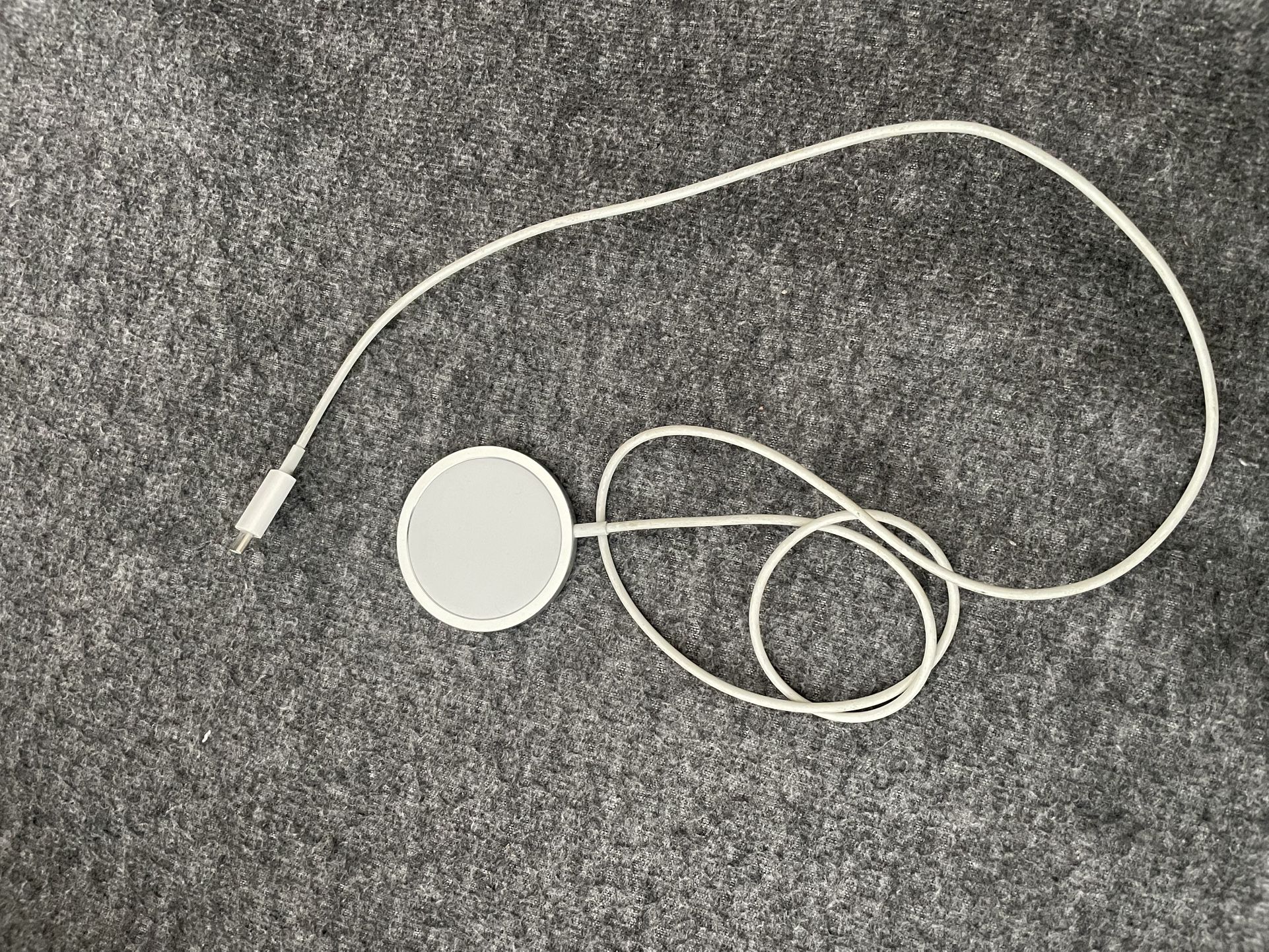 Apple MagSafe Charger (1m) Fast Charging Wireless Charger for iPhone 17, Airpods, iPhone 16, iPhone 15, iPhone 14, iPhone 13, iPhone 12