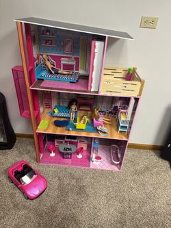 Barbie house with dolls