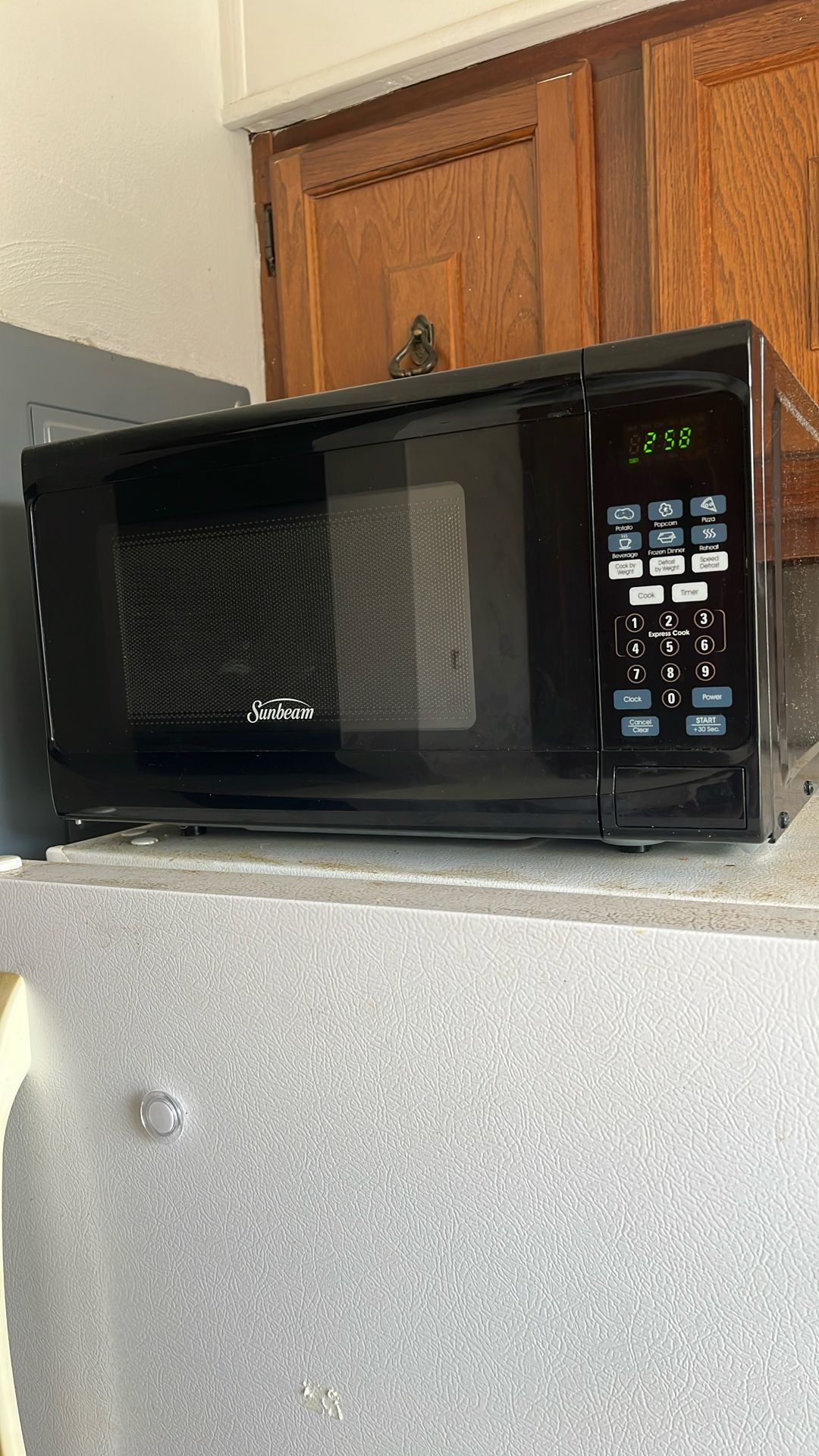 $40 SUNBEAM MICROWAVE LIKE NEW!