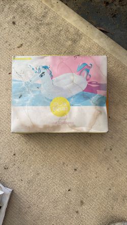 Giant Unicorn Pool Flat 