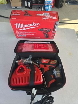 🔥$80 NO NEGOTIABLE 🔥 Milwaukee 2401-22 M12 12V 1/4 in. Hex Screwdriver Kit with Two Batteries, Charger and Tool Bag