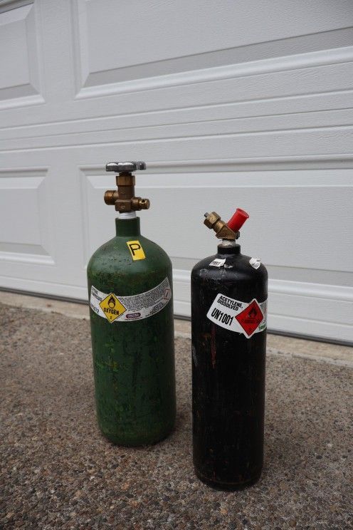 Two tanks for SALE! Green tank: Oxygen, Black tank: Acetylene, UN1001