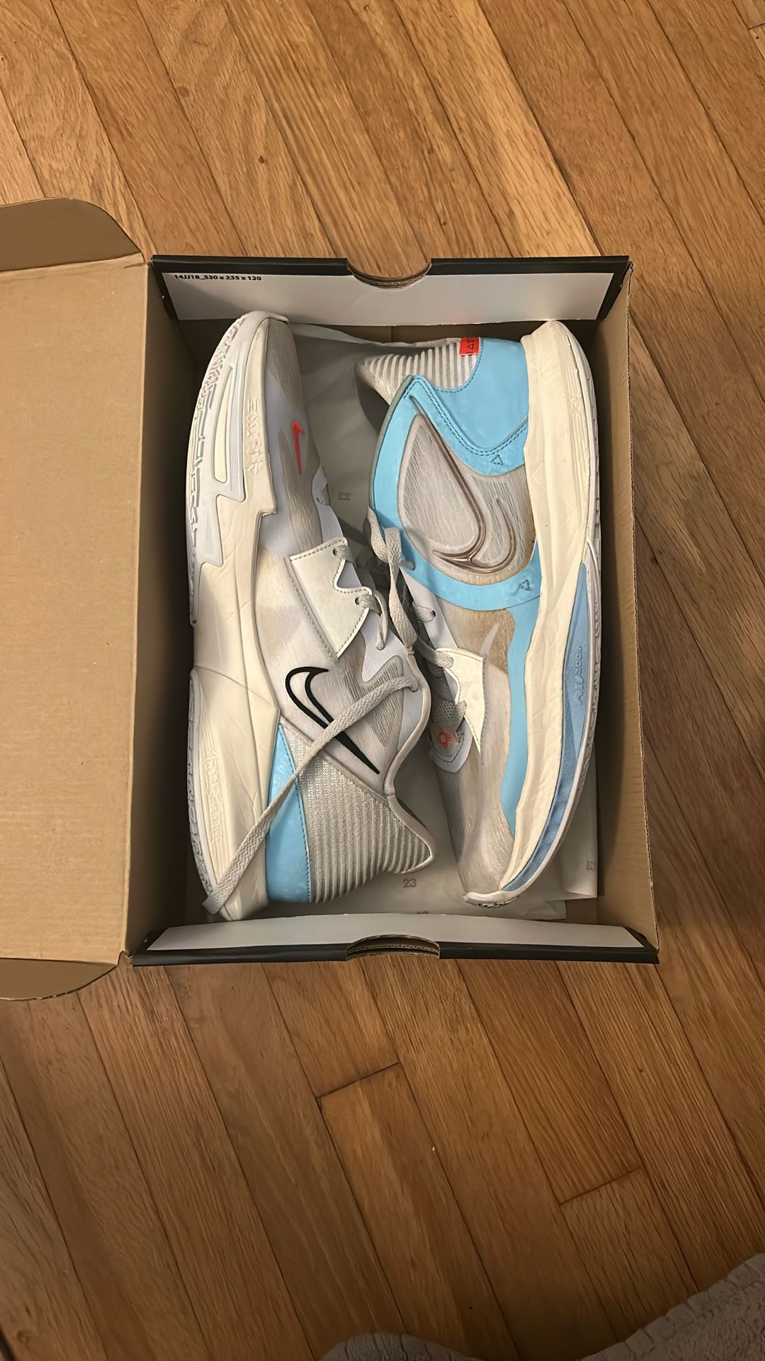 Kyrie basketball shoes 
