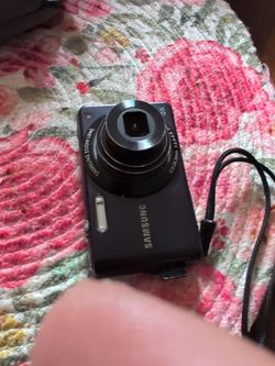 Samsung TL 110 digital camera 14.2 megapixel works great case and Charger