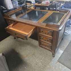 55X30X32 Wood Desk 