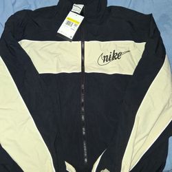 Nike Sportswear Club
Men's Lightweight Full-Zip Jacket