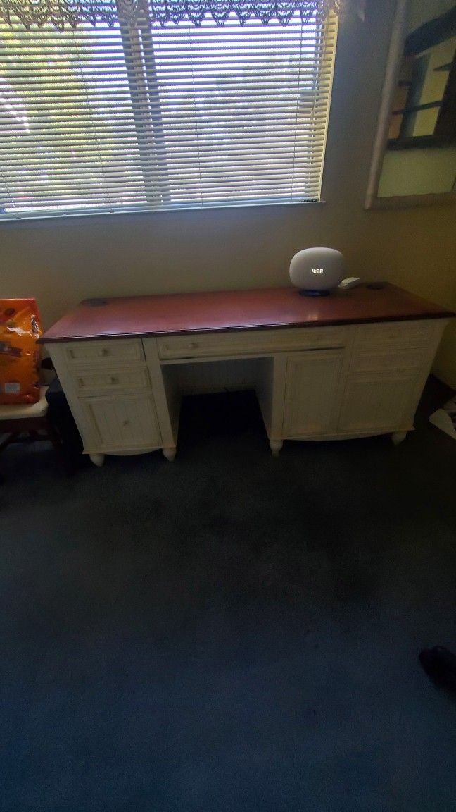Very Stirdy And Great Condition Computer Desk.