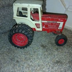 Vintage 1466 Farmall international turbo Harvester Tractor