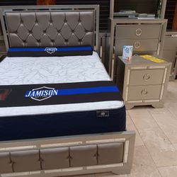 *Manager's Special*---Jasmine Sophisticated Queen/King Bed And Dresser/Mirror Sets---Delivery And Easy Financing Available 💪