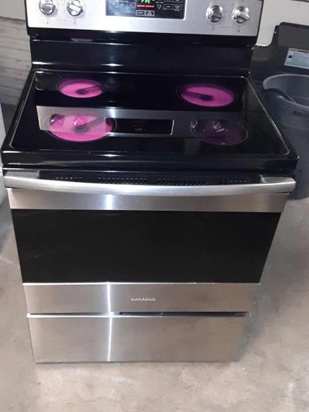Stove electric Amana Like New Good condition 3 Months warranty Delivery And Install