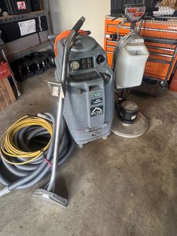 Carpet cleaning machine