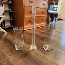 3 clear glass decorative bud and trumpet vases, good condition