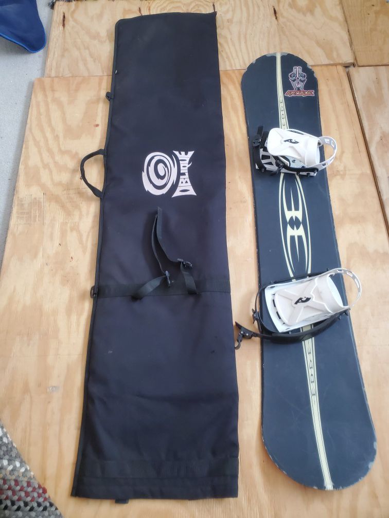Edge snowboard 153 cm with bindings and board bag.