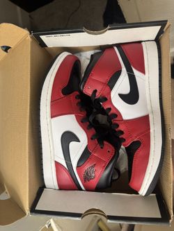 Jordan 1 Mid Chicago Black Toe