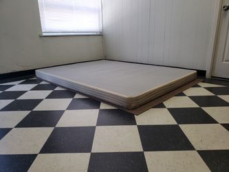 Queen size boxspring - can DELIVER almost anywhere for $20 extra - gently used and in very good condition 😍