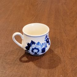 Vintage Collectible D.A.I.C. DELFT BLUE Hand Painted Coffee Mug Floral 
Windmill Design. 3.25" tall. Pre-owned, very good shape, no chips or 
cracks. 