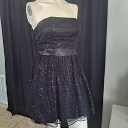 Beautiful Dress - Size 3 
Color: Black.
