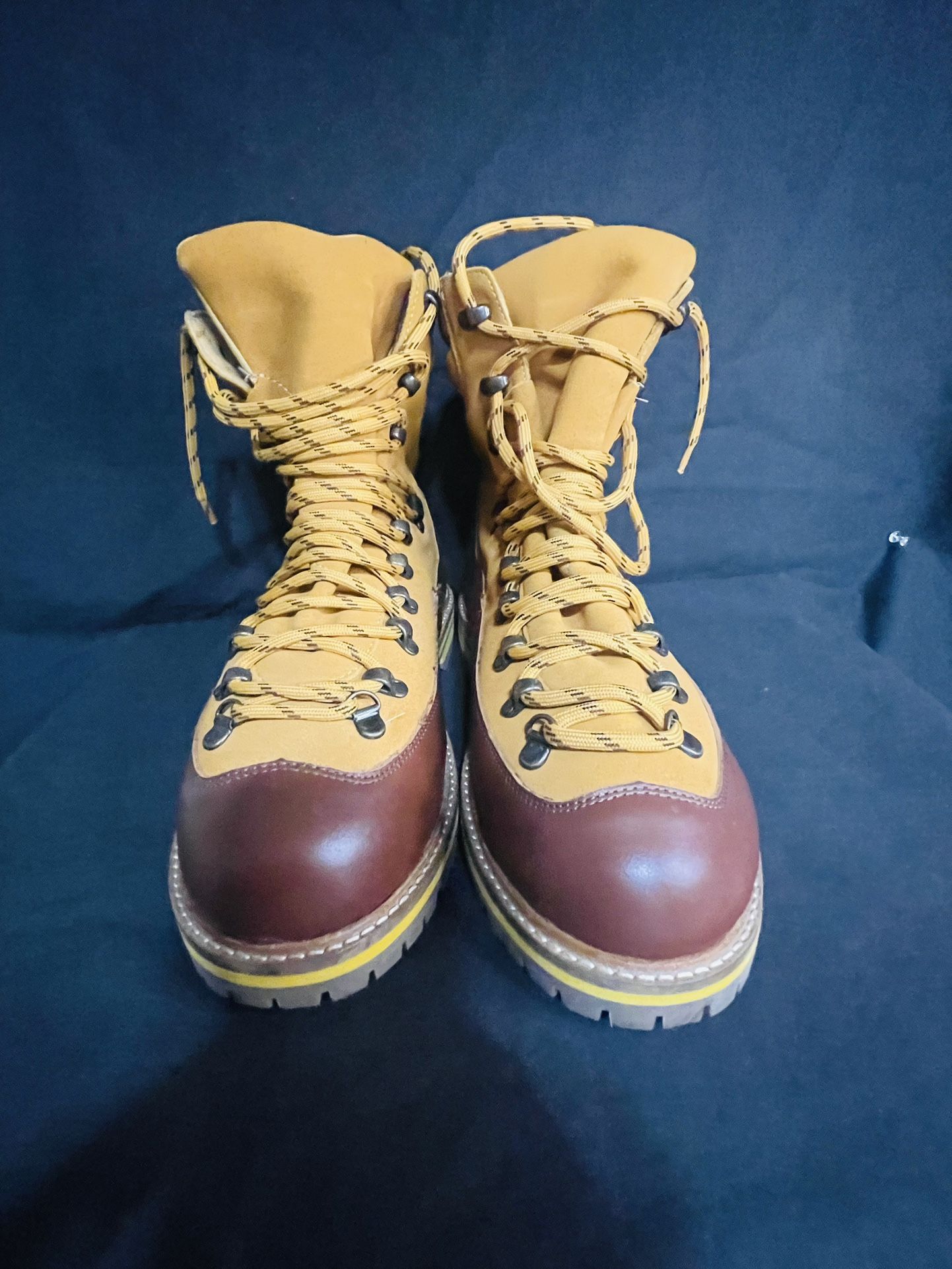 HIKING BOOTS MENS SIZE 8URBAN OUTFITTERS PREMIUM QUALITY