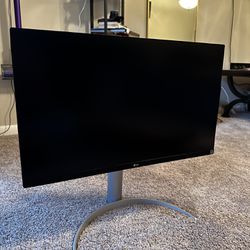 LG Monitor 27” (3840 X2610)