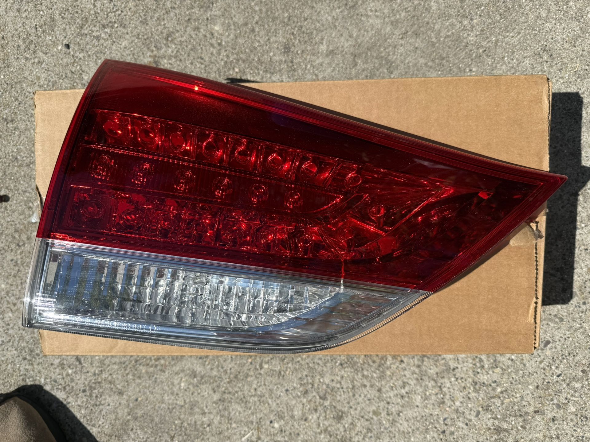 New Genuine Toyota Left Tail Light For 2014 Sienna