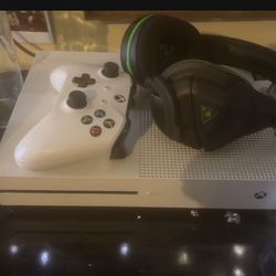 Xbox One with controller and turtle beach headset