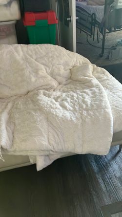 Queen size soft comforter