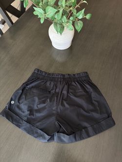 Shorts lululemon size 6