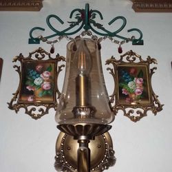 VINTAGE ORNATE VICTORIAN HOLLYWOOD REGENCY SOLID BRASS LIGHT FIXTURE LIGHTING WALL SCONCE AMBER GLASS HURRICANE GLASS DOME DECOR