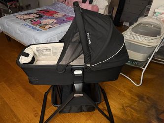 Nuna bassinet with stand