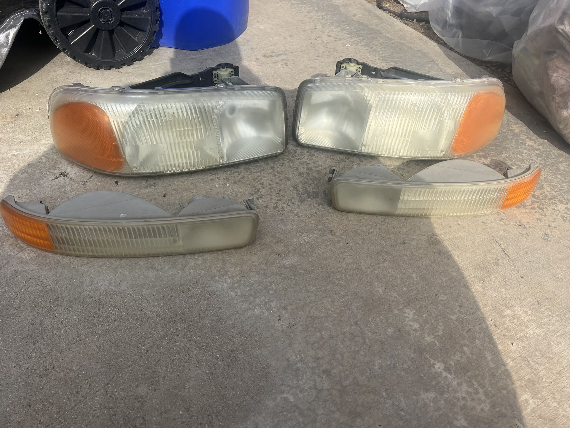 99-2006 GMC Sierra Headlights