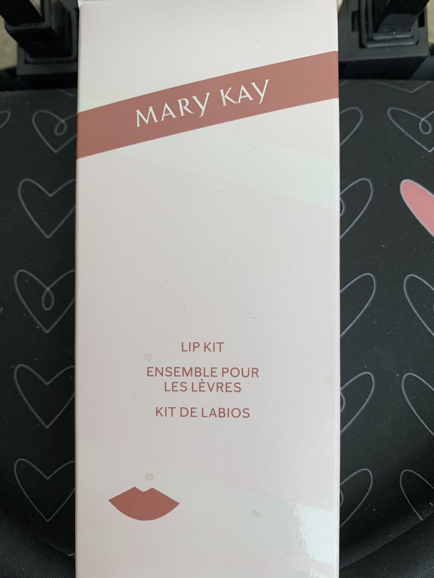 MK. Kit Foundation Primer Sunscreen SPF 15, Mascara Lash Love Gano rama and Lip Kit.