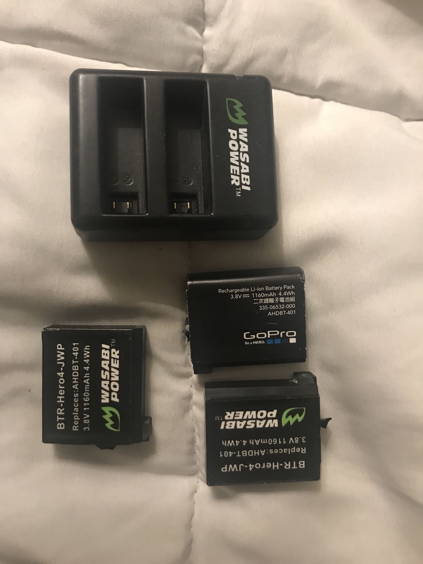 Gopro 4 charger + 3 batteries