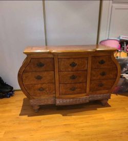 Dresser / Bombay chest
