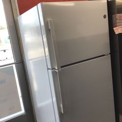 New Scratch And Dent GE 18 Cu Ft Top And Bottom Fridge. 1 Year Warranty 