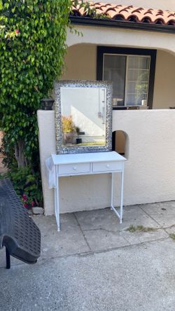 Console and wall mirror great beautiful set nice color ,good condition console’s size H32” W32” D16” mirror 33.5x27.5”