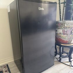 NEED GONE - Midea 3.3 cu ft Compact Mini Fridge - MRM33S9ASL