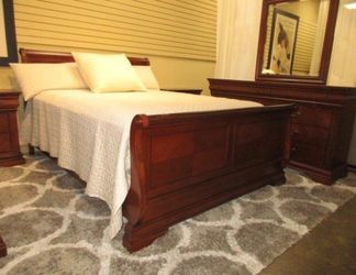 Collezione Europa Queen Sleigh Bed w/ Matching Dresser